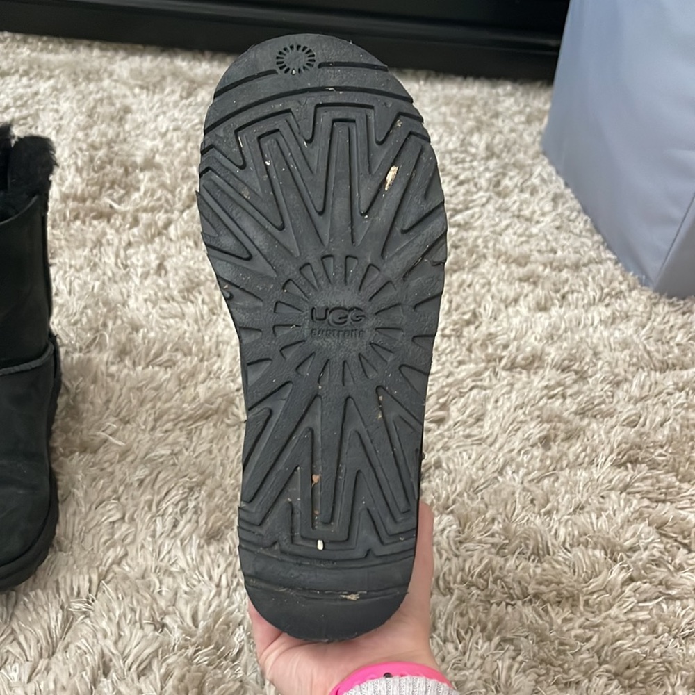 Barely Worn Bailey Bow Black Uggs - image 5